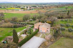 Rustico / Casale di 200 m² con più di 5 locali e b