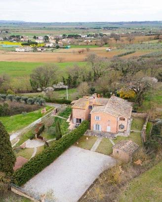 Rustico / Casale di 200 m² con più di 5 locali e b