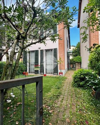 VILLA A SCHIERA D'ANGOLO A PESCHIERA BORROMEO