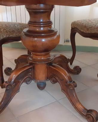 tavolo allungabile con quattro sedie