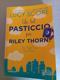 "Un bel pasticcio per Riley Thorn" di Lucy Score