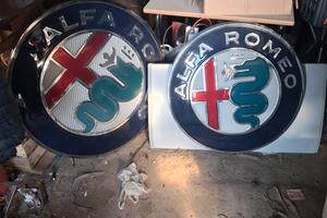 Due insegne luminose Alfa Romeo