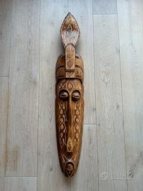 Maschera tribale in legno intagliato