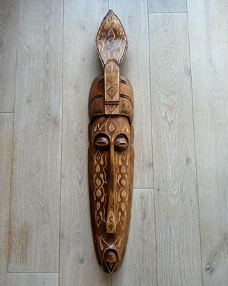Maschera tribale in legno intagliato