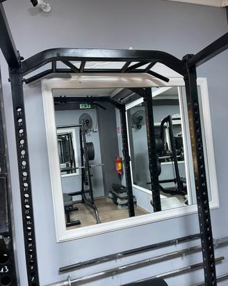 Attrezzi palestra un rack e una multipower