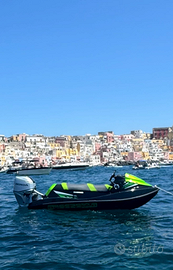 Moto d'acqua con fuoribordo