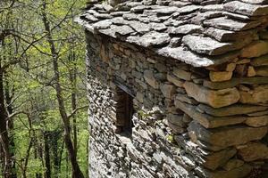 2 BAITE IN PIETRA CON TERRENO trattabili