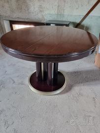Tavolo rotondo in legno con o senza sedie.