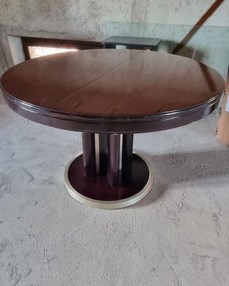Tavolo rotondo in legno con o senza sedie.