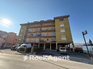 CAPANNONE CON MAGAZZINO