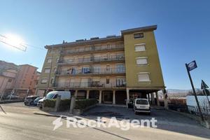 CAPANNONE CON MAGAZZINO