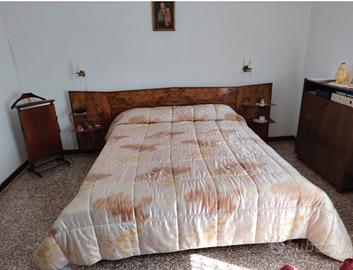 Letto matrimoniale con testata