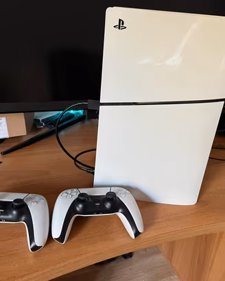 PS5 1tb con due controller