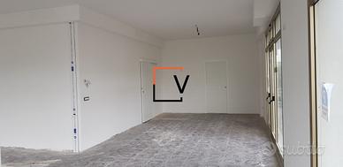 NEGOZIO CON 4 VETRINE COME INVESTIMENTO