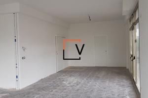 NEGOZIO CON 4 VETRINE COME INVESTIMENTO