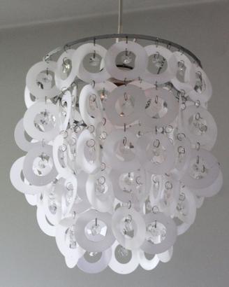 Lampada bianca con decorazione metallica