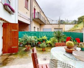 PORZIONE DI CASA CON GIARDINO E POSTO AUTO