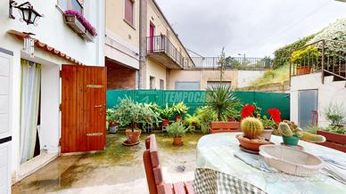 PORZIONE DI CASA CON GIARDINO E POSTO AUTO