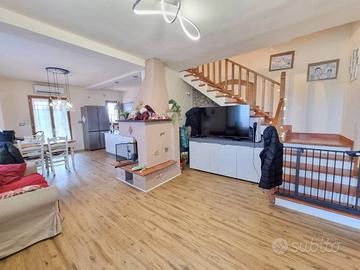 Rustico / Casale di 220 m² con più di 5 locali e b