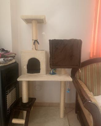 Tiragraffi multipiano usato per gatti-