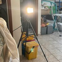 Faretto con treppiedi professionale 150w