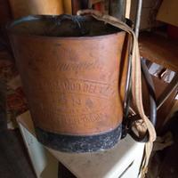 Antica pompa a spalla in rame "Insuperabile" – Sig