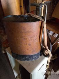 Antica pompa a spalla in rame "Insuperabile" – Sig