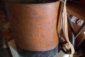 Antica pompa a spalla in rame "Insuperabile" – Sig