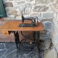 Macchina da cucire  a pedale 