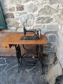Macchina da cucire  a pedale 