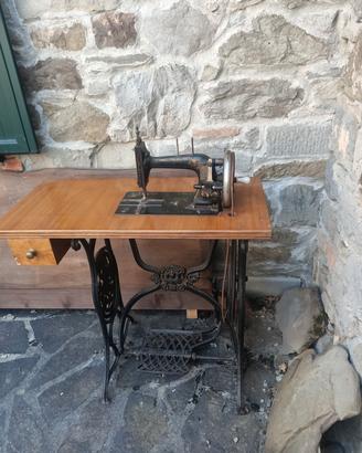 Macchina da cucire  a pedale 