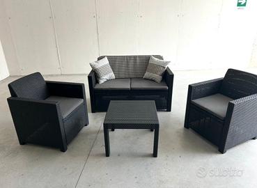 Set divanetto, due poltrone e tavolino da esterni