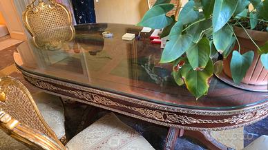 Due tavoli classici, uno ovale e uno rotondo