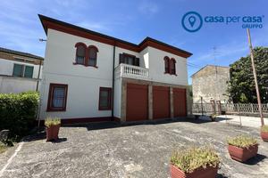 Villa singola ristrutturata con cortile