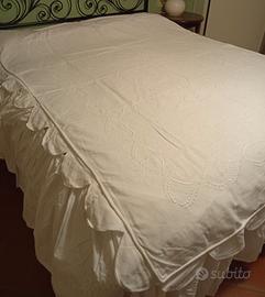 Copriletto matrimoniale ricamato a mano