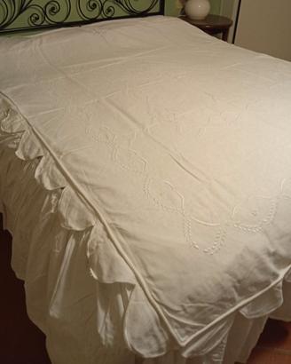Copriletto matrimoniale ricamato a mano