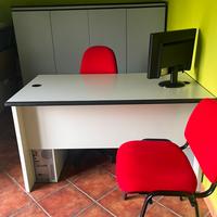 postazione scrivania per ufficio