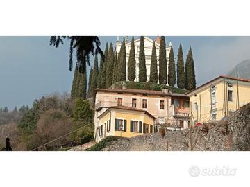 Casa indipendente con giardino. Due appartamenti