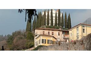 Casa indipendente con giardino. Due appartamenti