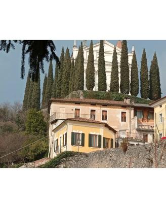 Casa indipendente con giardino. Due appartamenti