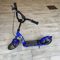 Monopattino con ruote a camera d’aria