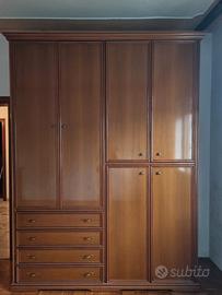 Guardaroba in legno e compensato