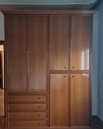 Guardaroba in legno e compensato