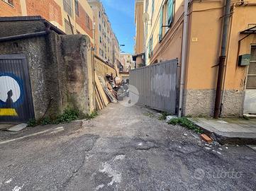 MAGAZZINO A GENOVA