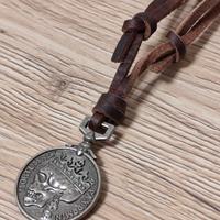 Collana gotica vintage con medaglia stile dark