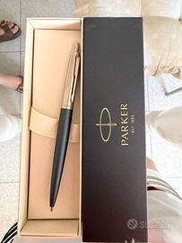 Penna a Sfera Parker Nero Opaco e Dettagli Oro