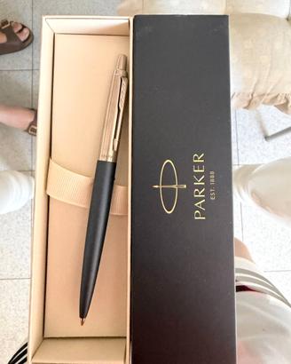 Penna a Sfera Parker Nero Opaco e Dettagli Oro