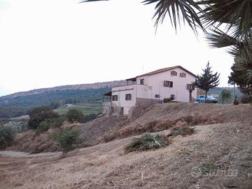 Villa con corte e Casale rustico con Terreno AG