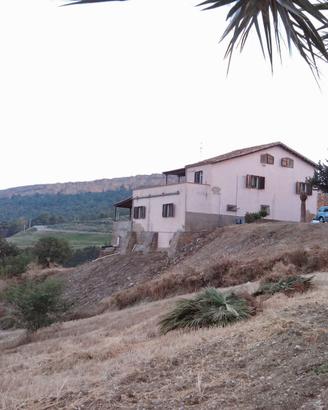 Villa con corte e Casale rustico con Terreno AG