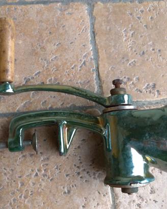 Antico Tritacarne Banco Manovella Smaltato Vintage
